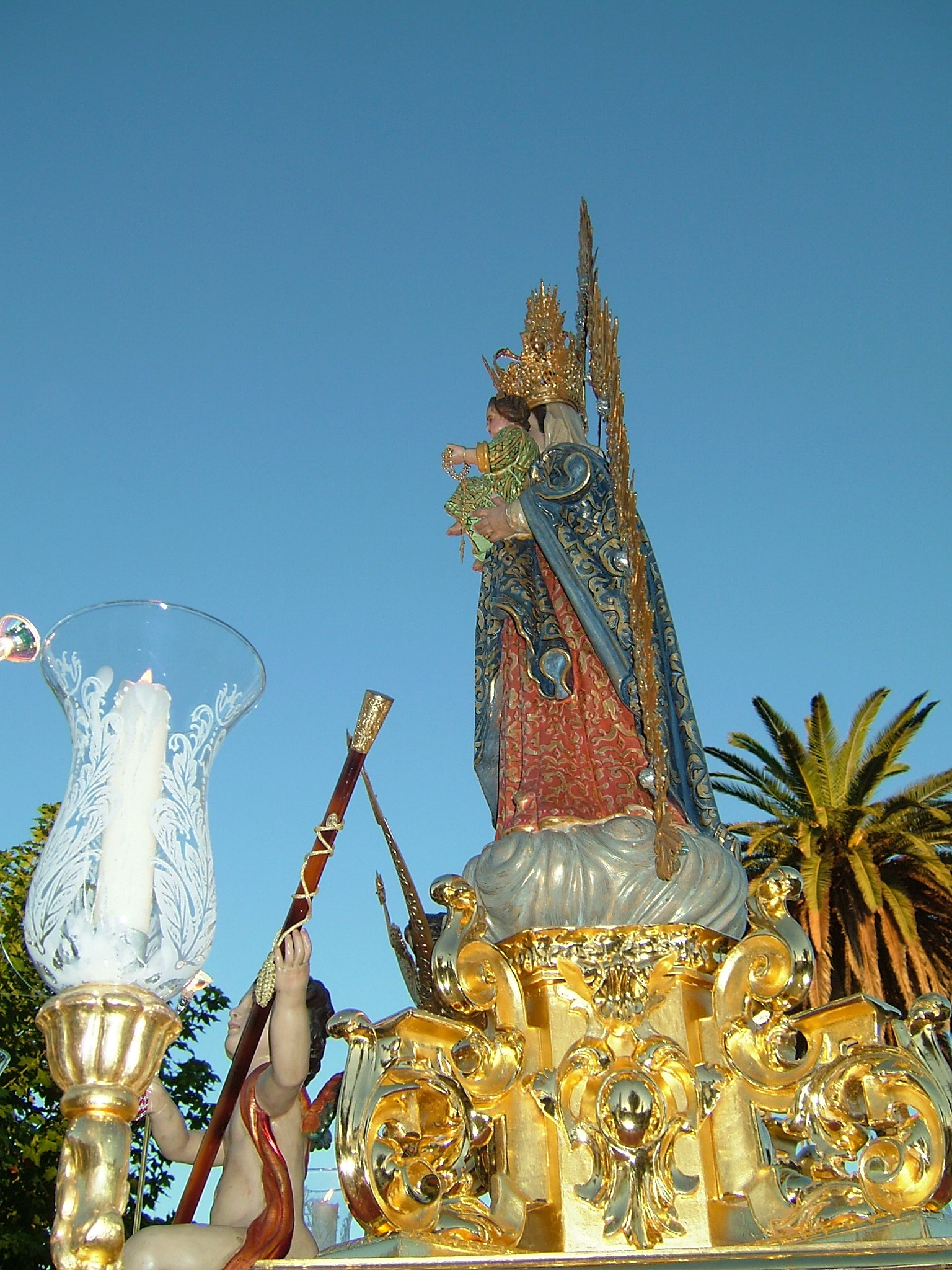 Nuestra Señora del Rosario coronada en su paso
